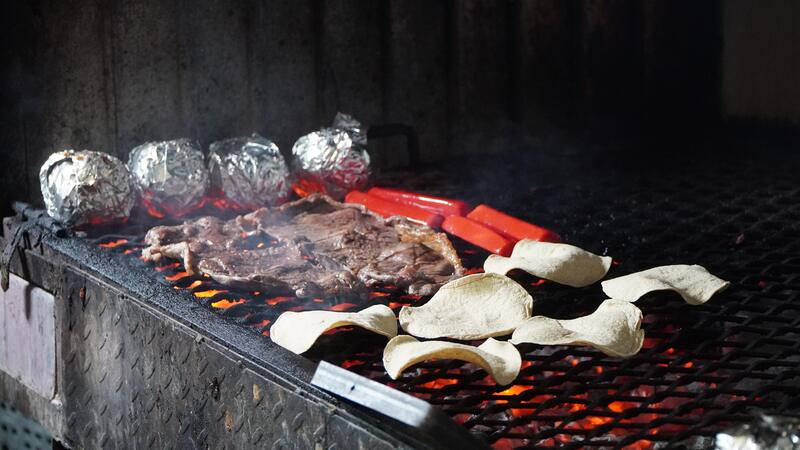 Carne sobre el carbón