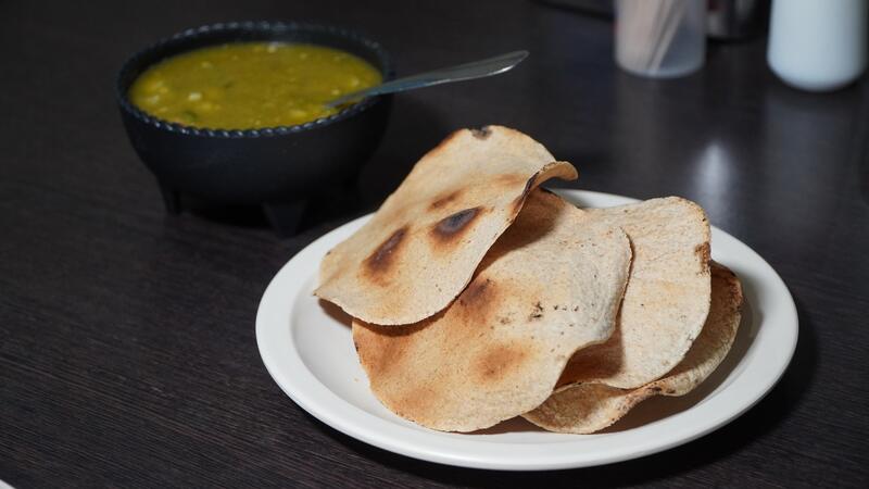 Salsa de la casa y tortillas tostadas