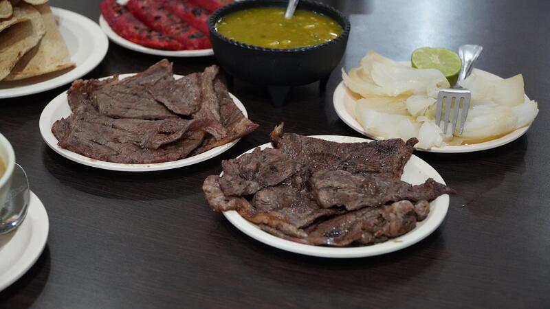 Carne asada servida en plato