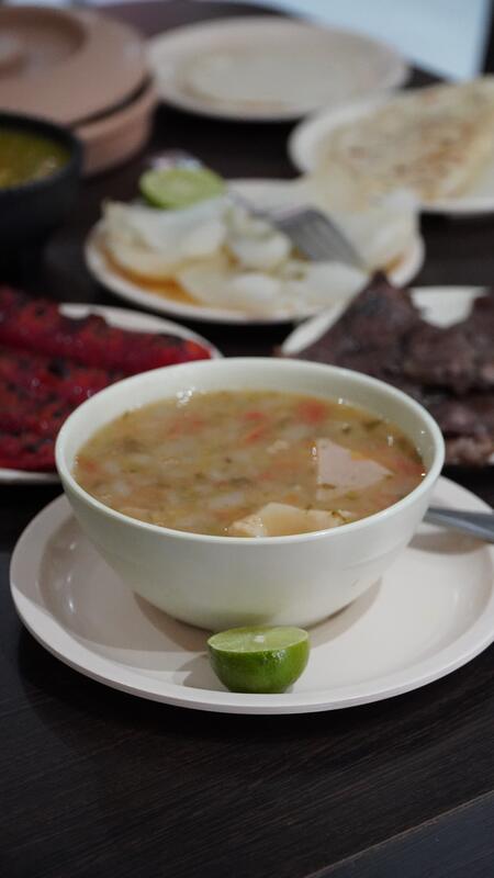 Frijoles charros con carne y salchichas