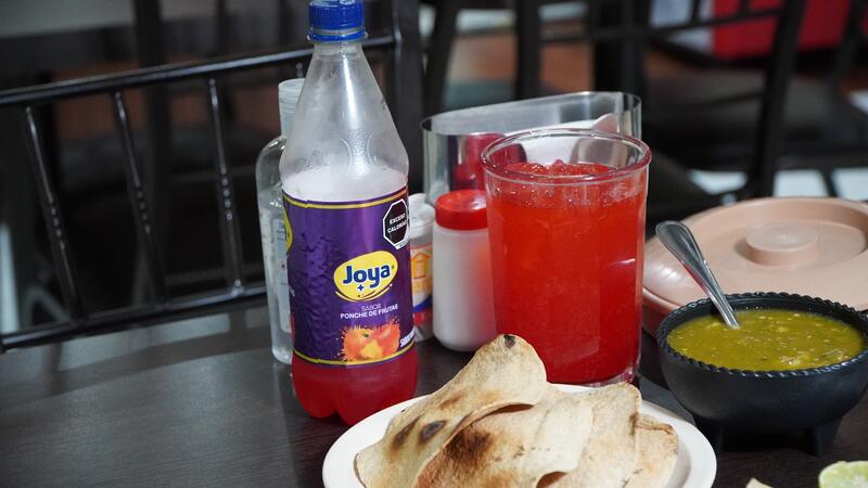 Agua fresca, refresco, salsa y tortillas