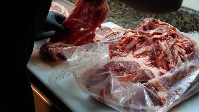 Preparando la carne a mano